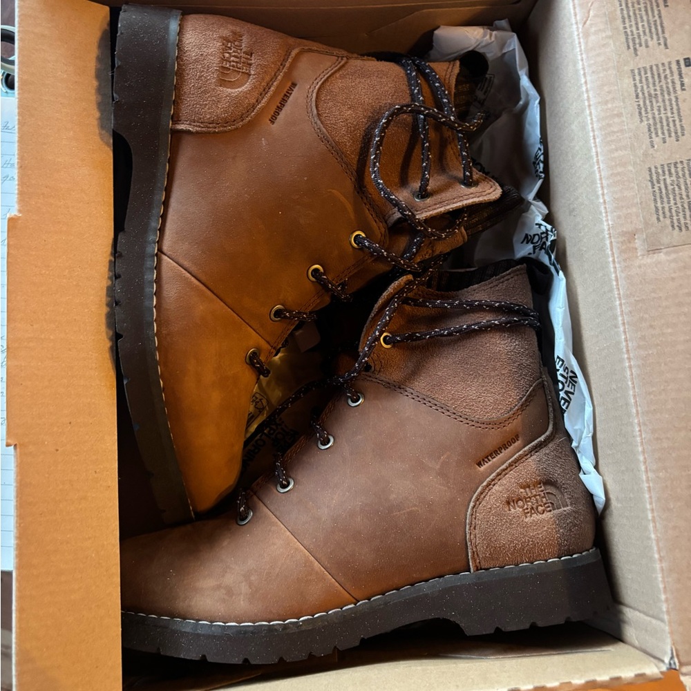North Face Ballard III boot- brand new-6.5